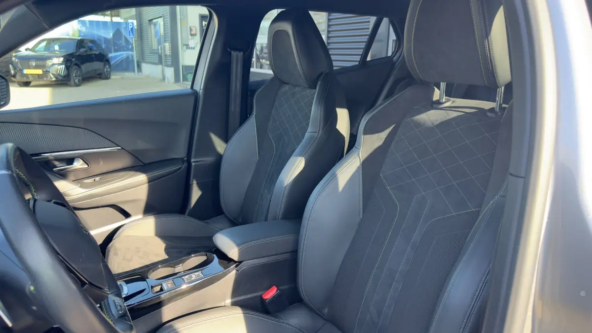 1.2 GT Pack | Camera | Parkeersensoren | Alcantara | Apple Carplay / Android Auto | Keyless entry |