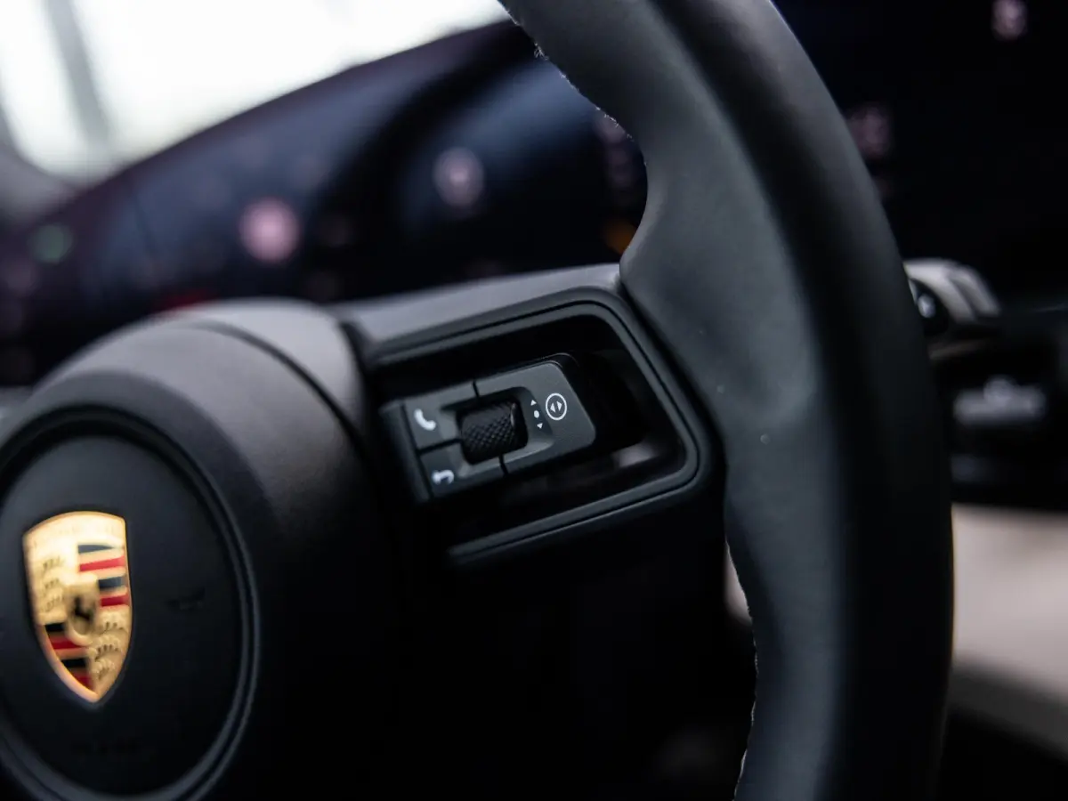 79 kWh | BOSE | PASM LUCHTVERING | PANORAMADAK | 20 INCH | ACHTERUITRIJCAMERA | WARMTEPOMP | ADAPTIEVE CRUISE CONTROL | 14-WEG STOELEN | VULKAANGRIJS |