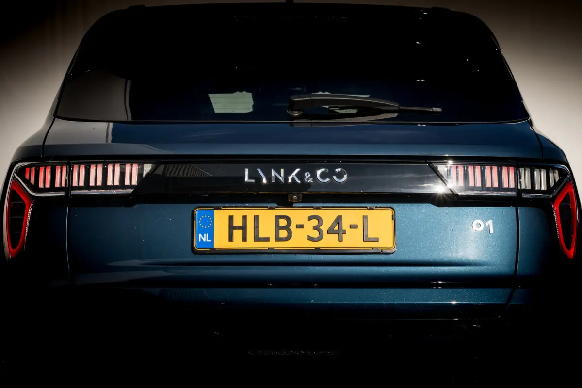 1.5 Plug-in Hybrid 262 Pk | Stuurverwarming | Zwarte Hemel | 75 km Elektrisch Panoramadak | 360 Camera | NL Auto | 20 inch. LMV | 1e eigenaar