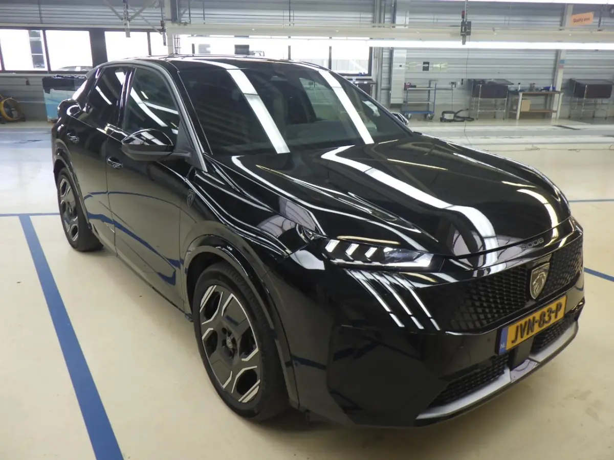 GT Exclusive ALLE OPTIES! | Pano/Kanteldak! | Trekhaak | LEDER | 20 INCH LMV | 98% SOH | 12V aansluiting (in de middenconsole, op de achterzijde van de middenconsole en in de bagageruimte) |