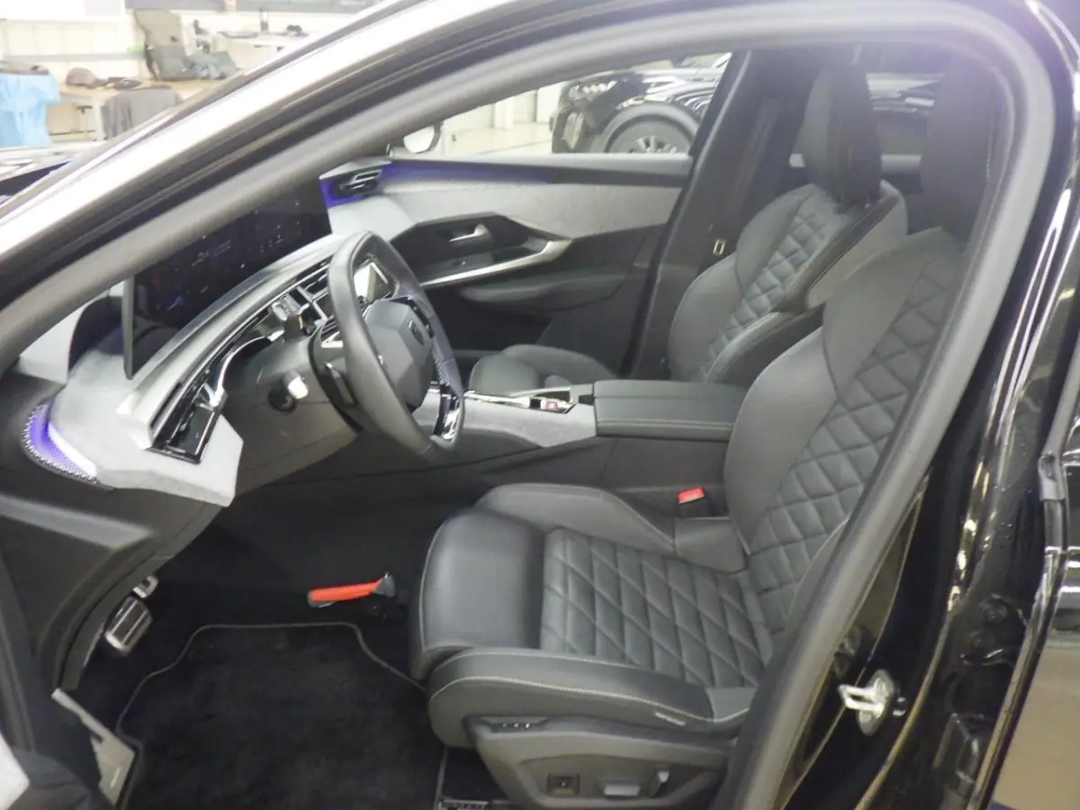 GT Exclusive ALLE OPTIES! | Pano/Kanteldak! | Trekhaak | LEDER | 20 INCH LMV | 98% SOH | 12V aansluiting (in de middenconsole, op de achterzijde van de middenconsole en in de bagageruimte) |