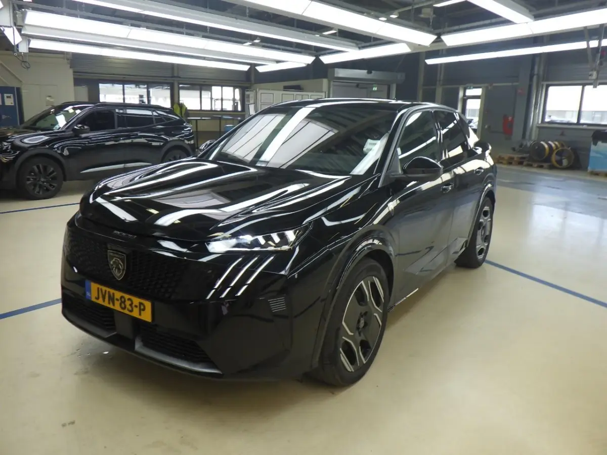 GT Exclusive ALLE OPTIES! | Pano/Kanteldak! | Trekhaak | LEDER | 20 INCH LMV | 98% SOH | 12V aansluiting (in de middenconsole, op de achterzijde van de middenconsole en in de bagageruimte) |