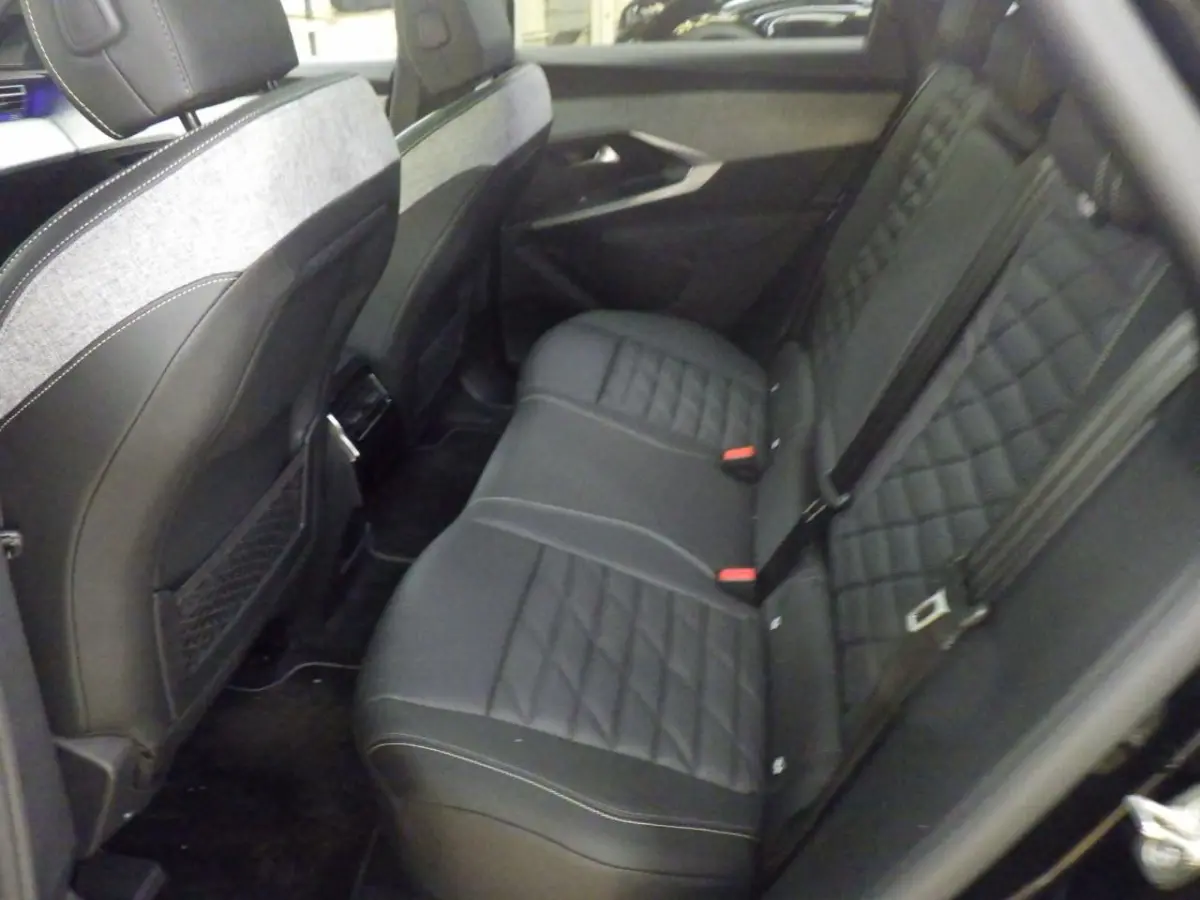 GT Exclusive ALLE OPTIES! | Pano/Kanteldak! | Trekhaak | LEDER | 20 INCH LMV | 98% SOH | 12V aansluiting (in de middenconsole, op de achterzijde van de middenconsole en in de bagageruimte) |
