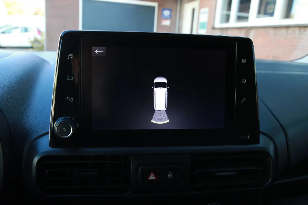 1.5D L1H1 Edition / Navi & App Connect / Stuur verwarming / PDC