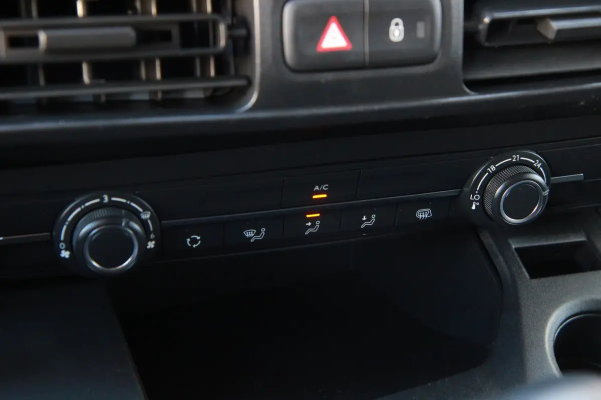 1.5D L1H1 Edition / Navi & App Connect / Stuur verwarming / PDC