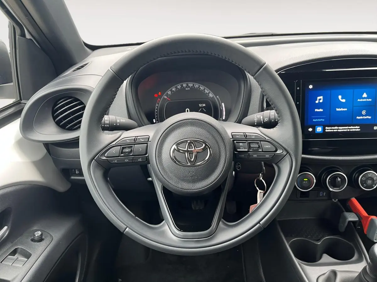 1.0 VVT-i MT Play | Carplay | Airco | Parkeercamera | Adapt. Cruise Control