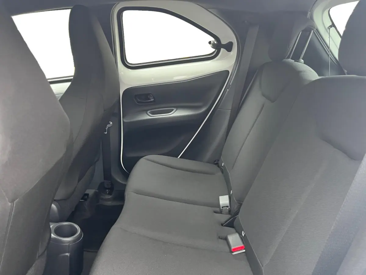 1.0 VVT-i MT Play | Carplay | Airco | Parkeercamera | Adapt. Cruise Control