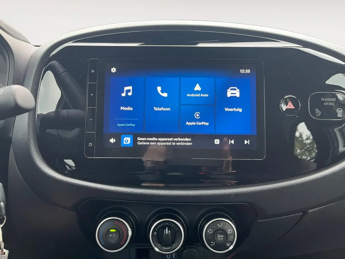 1.0 VVT-i MT Play | Carplay | Airco | Parkeercamera | Adapt. Cruise Control