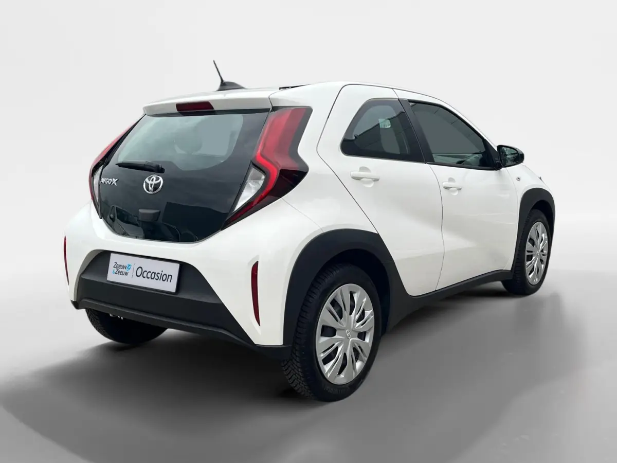 1.0 VVT-i MT Play | Carplay | Airco | Parkeercamera | Adapt. Cruise Control