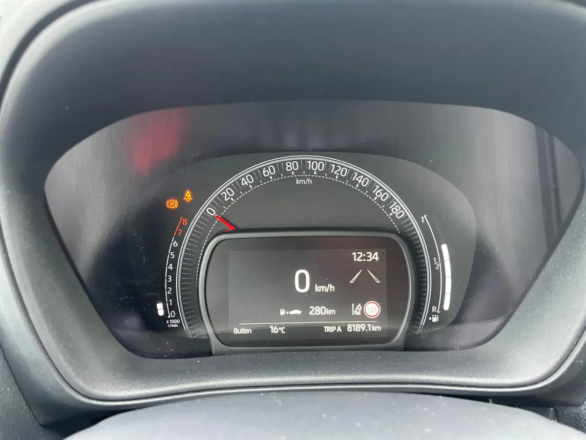 1.0 VVT-i MT Play | Carplay | Airco | Parkeercamera | Adapt. Cruise Control