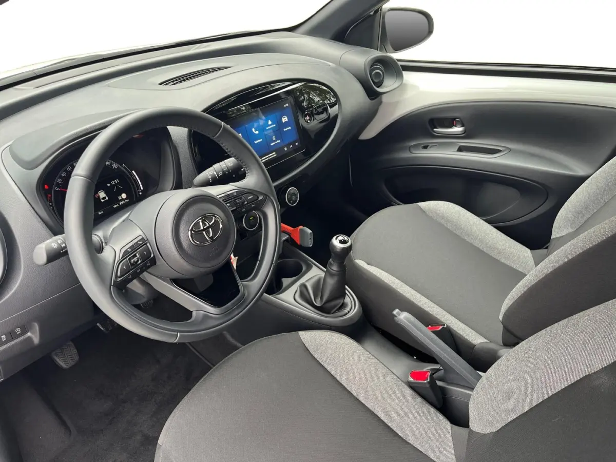 1.0 VVT-i MT Play | Carplay | Airco | Parkeercamera | Adapt. Cruise Control