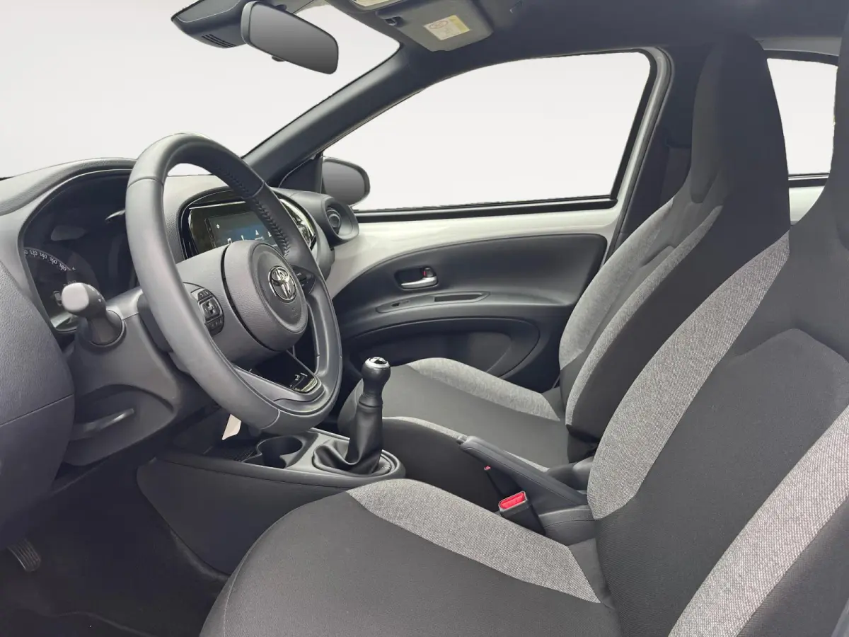 1.0 VVT-i MT Play | Carplay | Airco | Parkeercamera | Adapt. Cruise Control