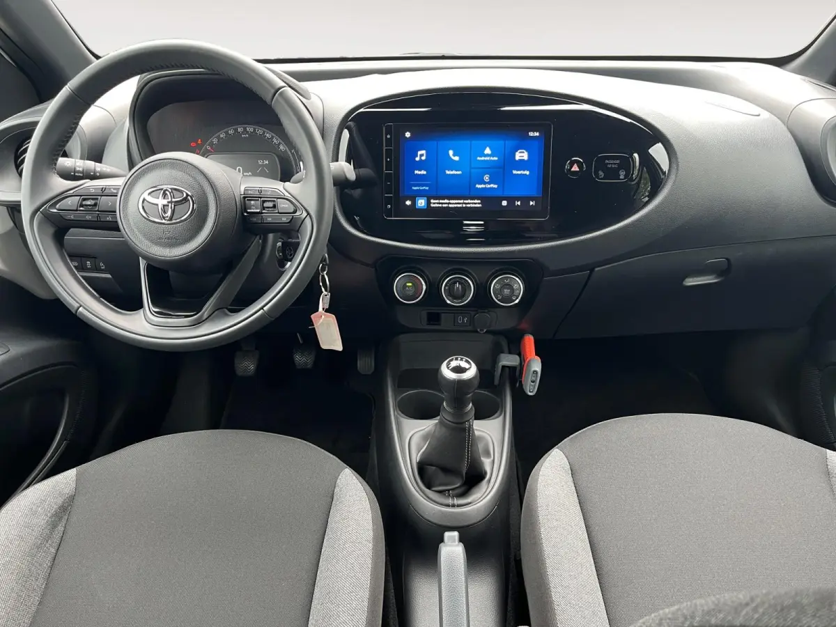 1.0 VVT-i MT Play | Carplay | Airco | Parkeercamera | Adapt. Cruise Control