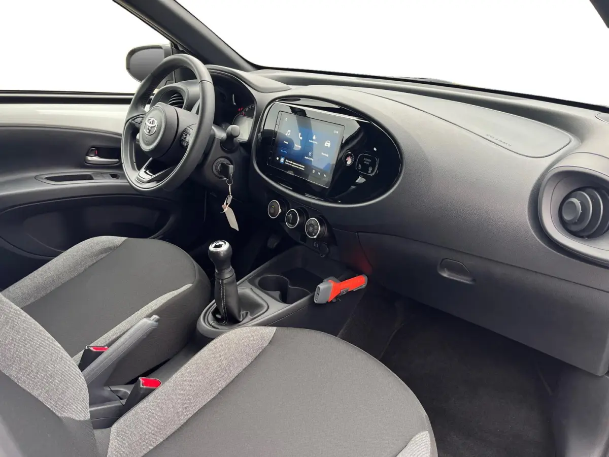 1.0 VVT-i MT Play | Carplay | Airco | Parkeercamera | Adapt. Cruise Control