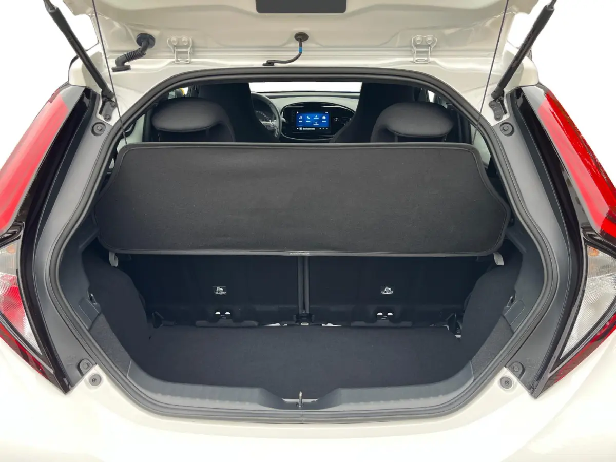 1.0 VVT-i MT Play | Carplay | Airco | Parkeercamera | Adapt. Cruise Control