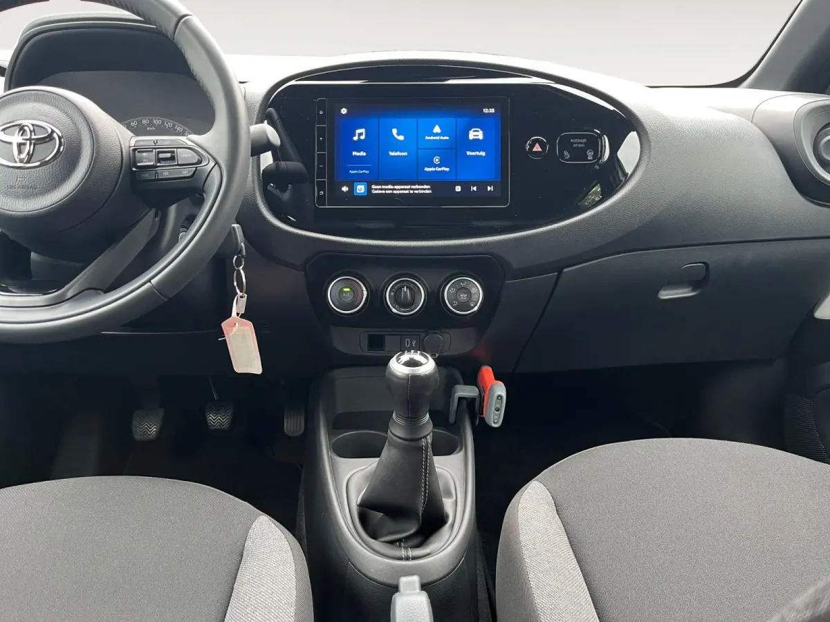 1.0 VVT-i MT Play | Carplay | Airco | Parkeercamera | Adapt. Cruise Control