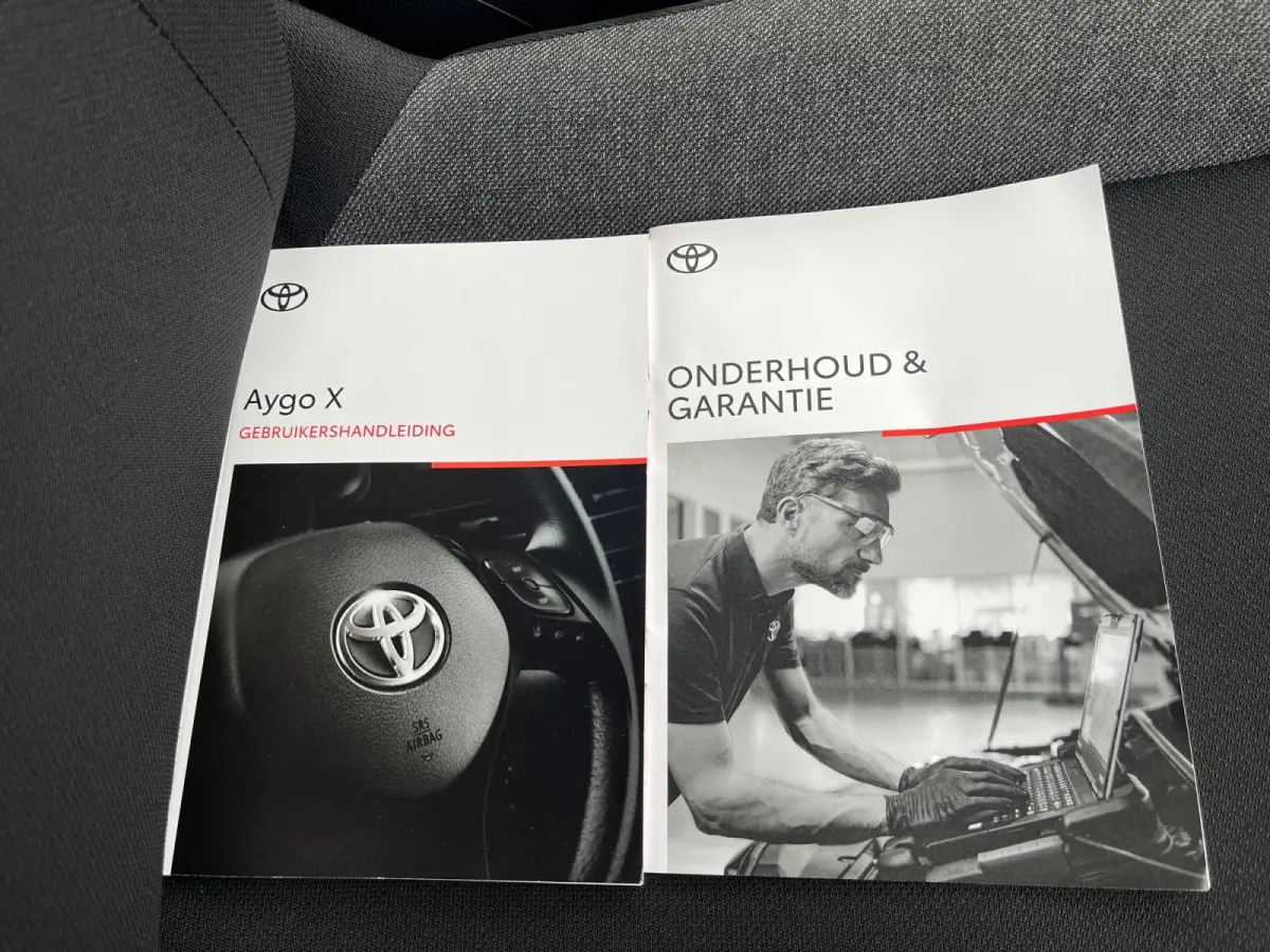 1.0 VVT-i MT Play | Carplay | Airco | Parkeercamera | Adapt. Cruise Control