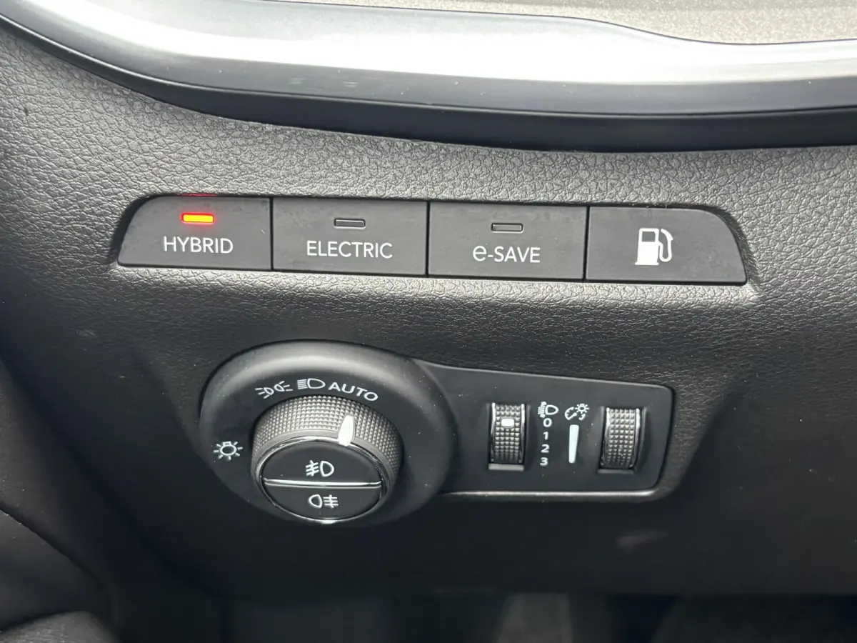 190pk Plug-in Hybrid Altitude | 1ste eigenaar | Trekhaak | Winterpack | Camera | 18" LM velgen | AppleCarPlay/Android