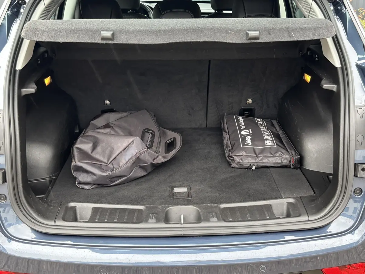 190pk Plug-in Hybrid Altitude | 1ste eigenaar | Trekhaak | Winterpack | Camera | 18" LM velgen | AppleCarPlay/Android