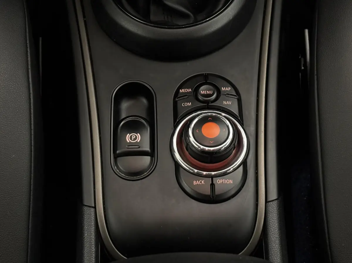 1.5 Cooper ALL4 Chili / Plug in Hybride / SOH 87% / Head Up Display / Adoptieve Cruisecontrol / StoelVW / Draadloos Carplay / 2e Eigenaar / Goed Onderhouden!