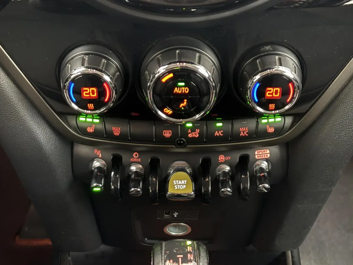 1.5 Cooper ALL4 Chili / Plug in Hybride / SOH 87% / Head Up Display / Adoptieve Cruisecontrol / StoelVW / Draadloos Carplay / 2e Eigenaar / Goed Onderhouden!