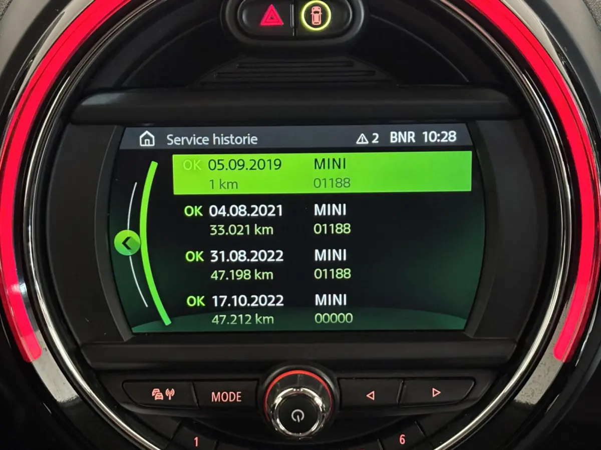 1.5 Cooper ALL4 Chili / Plug in Hybride / SOH 87% / Head Up Display / Adoptieve Cruisecontrol / StoelVW / Draadloos Carplay / 2e Eigenaar / Goed Onderhouden!