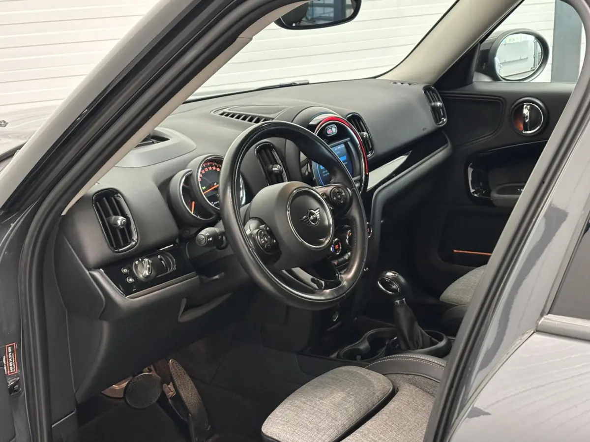 1.5 Cooper ALL4 Chili / Plug in Hybride / SOH 87% / Head Up Display / Adoptieve Cruisecontrol / StoelVW / Draadloos Carplay / 2e Eigenaar / Goed Onderhouden!