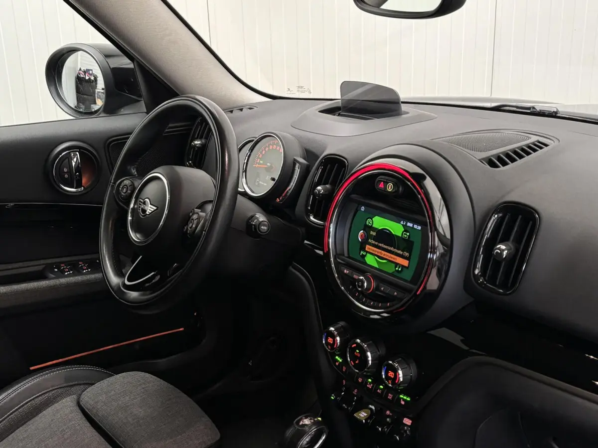 1.5 Cooper ALL4 Chili / Plug in Hybride / SOH 87% / Head Up Display / Adoptieve Cruisecontrol / StoelVW / Draadloos Carplay / 2e Eigenaar / Goed Onderhouden!