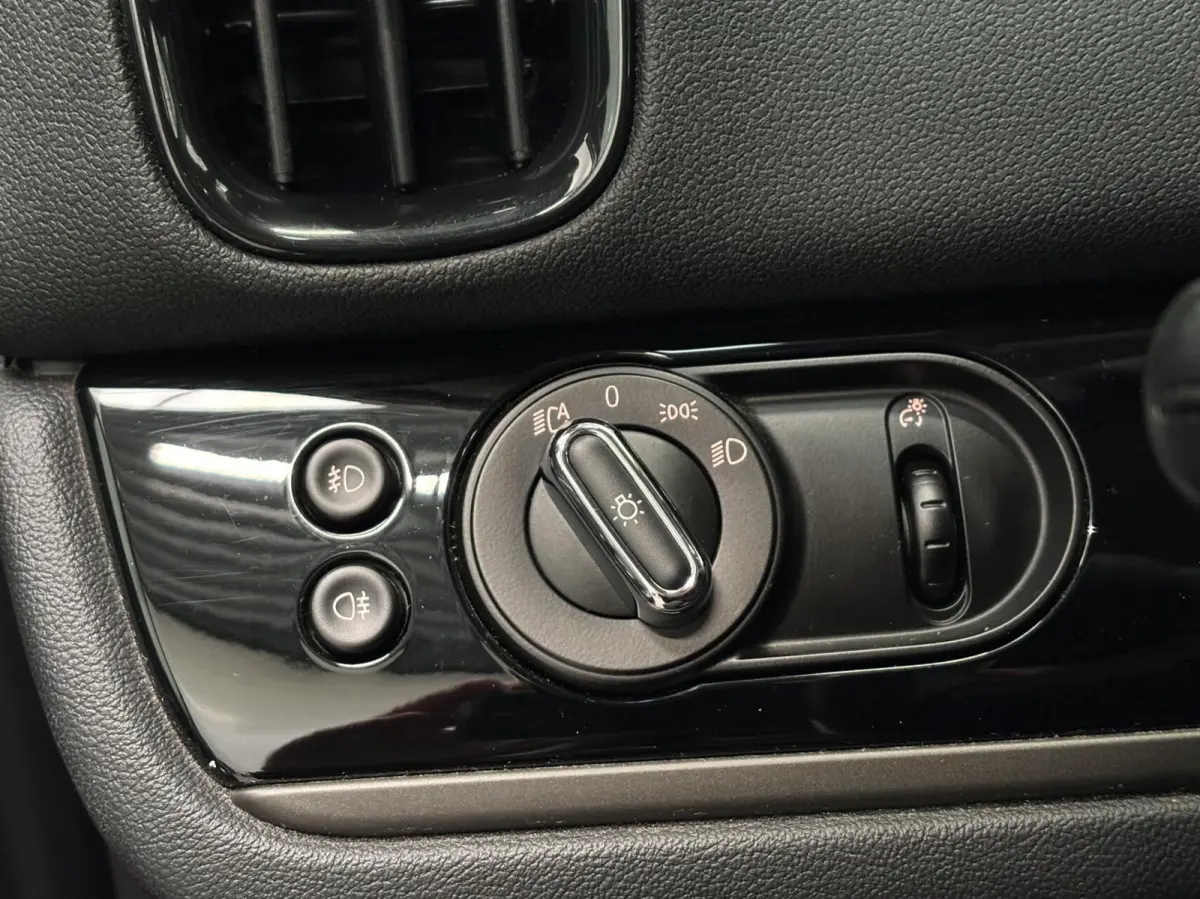 1.5 Cooper ALL4 Chili / Plug in Hybride / SOH 87% / Head Up Display / Adoptieve Cruisecontrol / StoelVW / Draadloos Carplay / 2e Eigenaar / Goed Onderhouden!