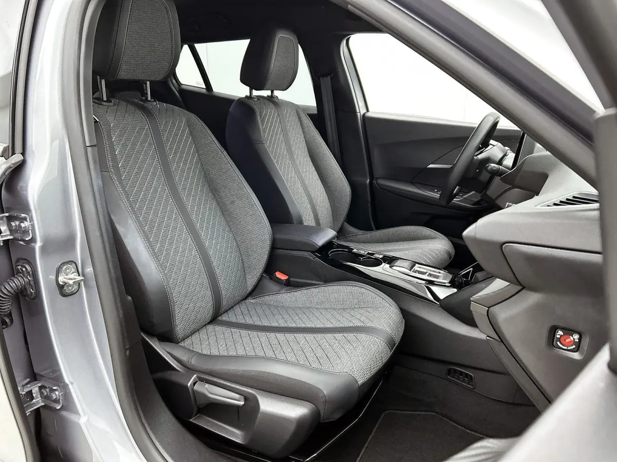 1.2 Hybrid 145pk Allure Automaat | Tot 8 Jaar Garantie | Dakrails | Adaptieve Cruise Control | Camera Voor + Achter | Navigatie | Climate Control | 17"LMV | LED | Dodehoekdetectie |