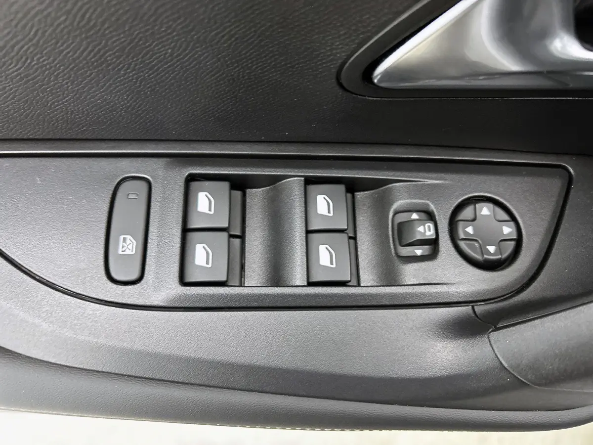 1.2 Hybrid 145pk Allure Automaat | Tot 8 Jaar Garantie | Dakrails | Adaptieve Cruise Control | Camera Voor + Achter | Navigatie | Climate Control | 17"LMV | LED | Dodehoekdetectie |