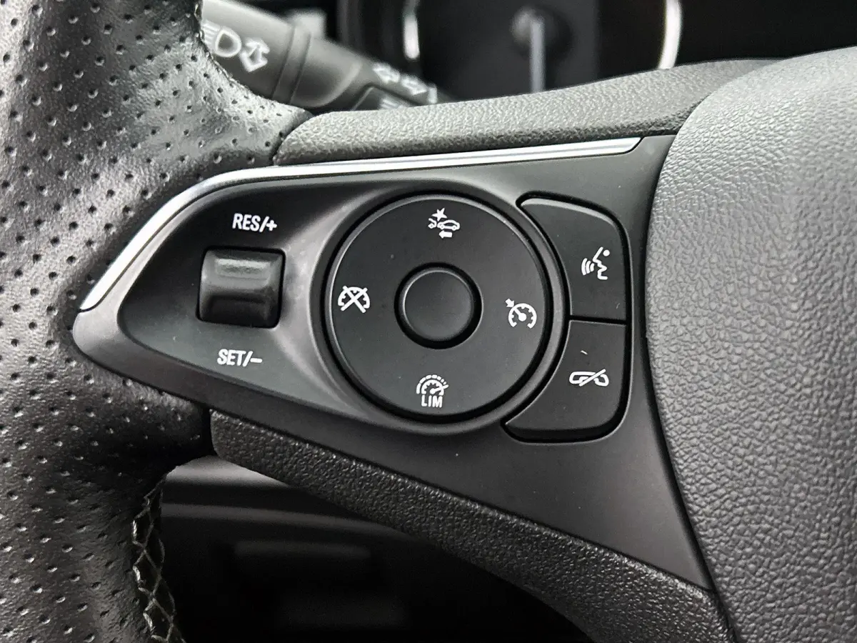 1.2 130pk Launch Elegance | Elektrisch Verstelb. Bestuurdersstoel | Stoel-/Stuuverwarming | Stoelverkoeling | Navigatie | Dodehoekdetectie | 18"LMV | Climate Control | Camera | Cruise Contro