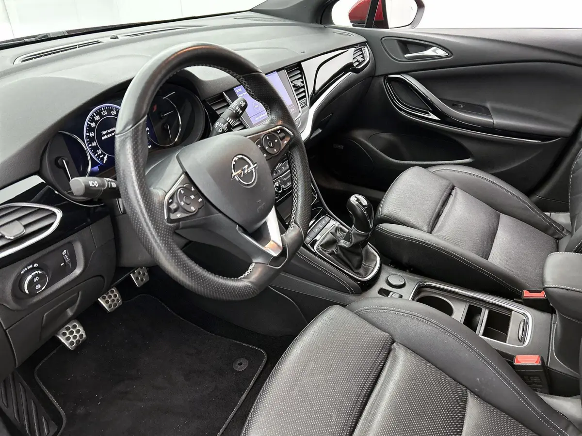 1.2 130pk Launch Elegance | Elektrisch Verstelb. Bestuurdersstoel | Stoel-/Stuuverwarming | Stoelverkoeling | Navigatie | Dodehoekdetectie | 18"LMV | Climate Control | Camera | Cruise Contro