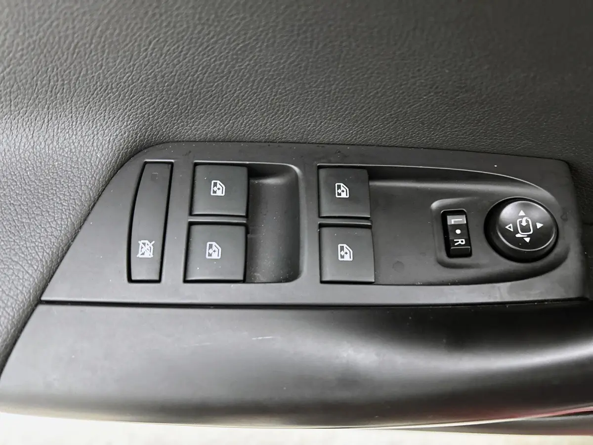 1.2 130pk Launch Elegance | Elektrisch Verstelb. Bestuurdersstoel | Stoel-/Stuuverwarming | Stoelverkoeling | Navigatie | Dodehoekdetectie | 18"LMV | Climate Control | Camera | Cruise Contro
