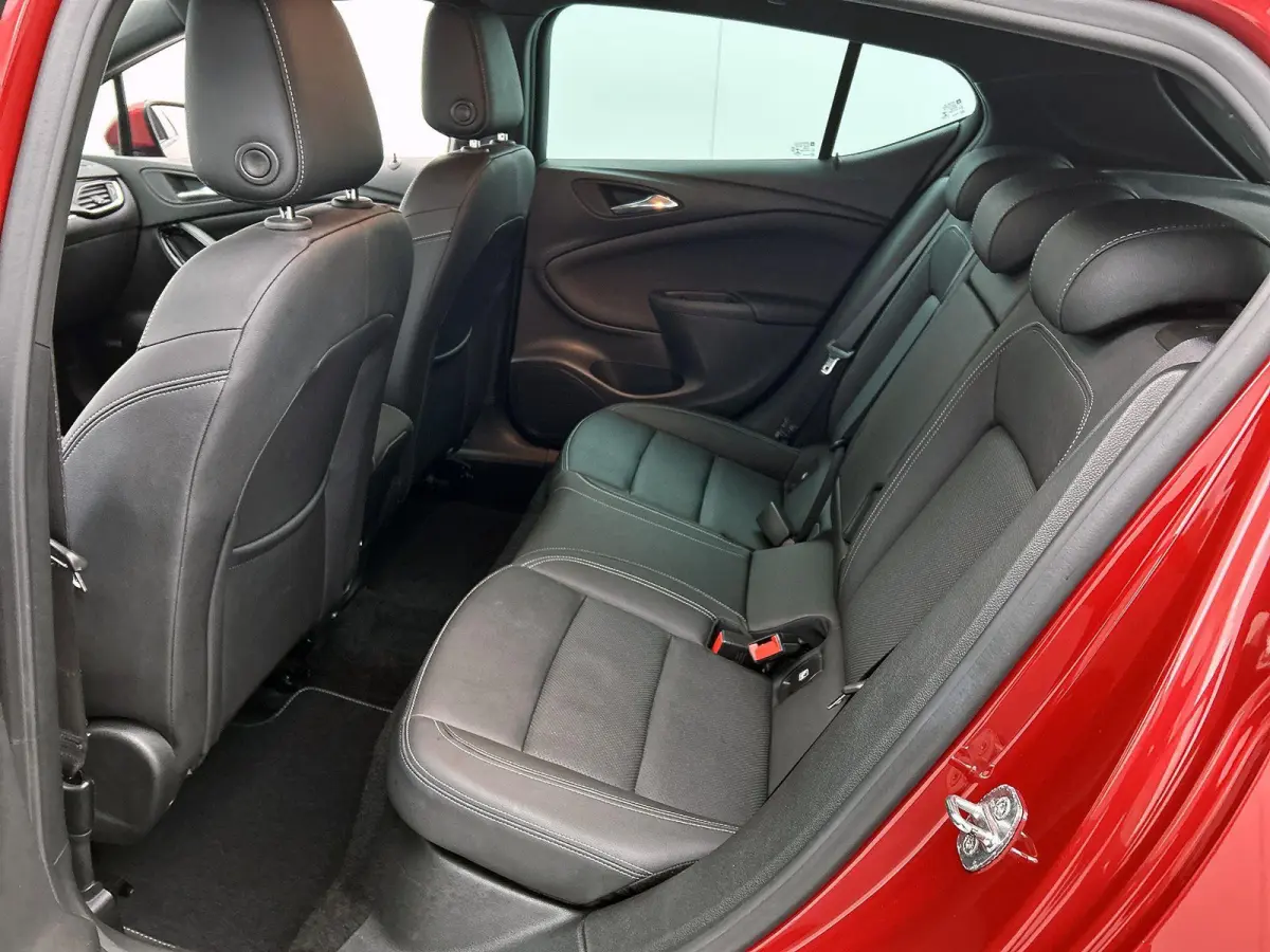 1.2 130pk Launch Elegance | Elektrisch Verstelb. Bestuurdersstoel | Stoel-/Stuuverwarming | Stoelverkoeling | Navigatie | Dodehoekdetectie | 18"LMV | Climate Control | Camera | Cruise Contro