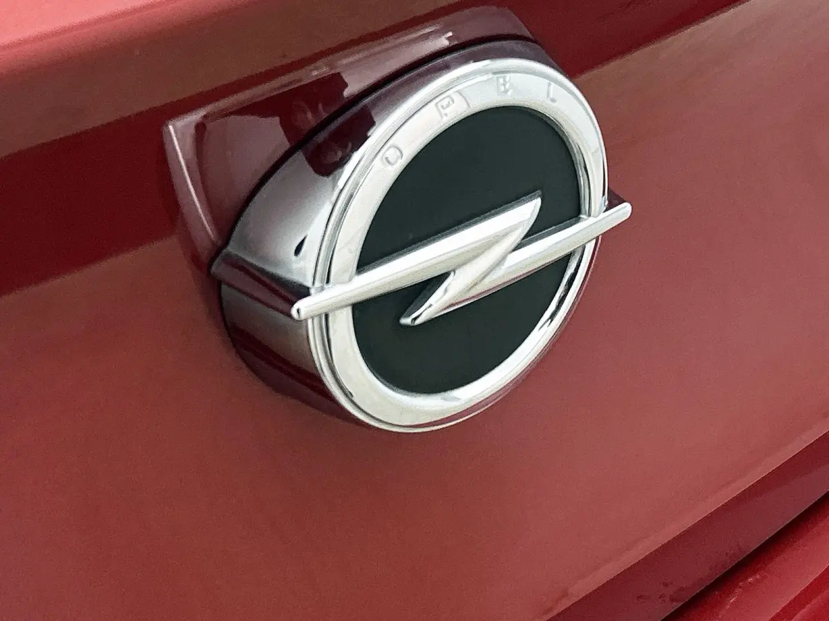 1.2 130pk Launch Elegance | Elektrisch Verstelb. Bestuurdersstoel | Stoel-/Stuuverwarming | Stoelverkoeling | Navigatie | Dodehoekdetectie | 18"LMV | Climate Control | Camera | Cruise Contro