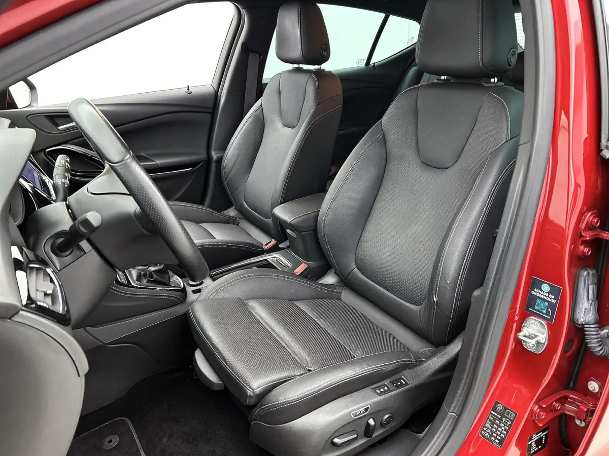 1.2 130pk Launch Elegance | Elektrisch Verstelb. Bestuurdersstoel | Stoel-/Stuuverwarming | Stoelverkoeling | Navigatie | Dodehoekdetectie | 18"LMV | Climate Control | Camera | Cruise Contro