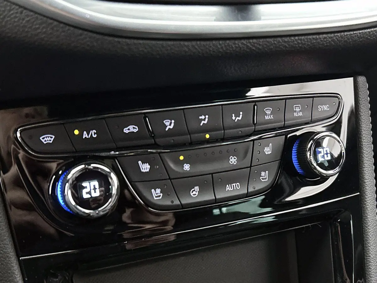 1.2 130pk Launch Elegance | Elektrisch Verstelb. Bestuurdersstoel | Stoel-/Stuuverwarming | Stoelverkoeling | Navigatie | Dodehoekdetectie | 18"LMV | Climate Control | Camera | Cruise Contro