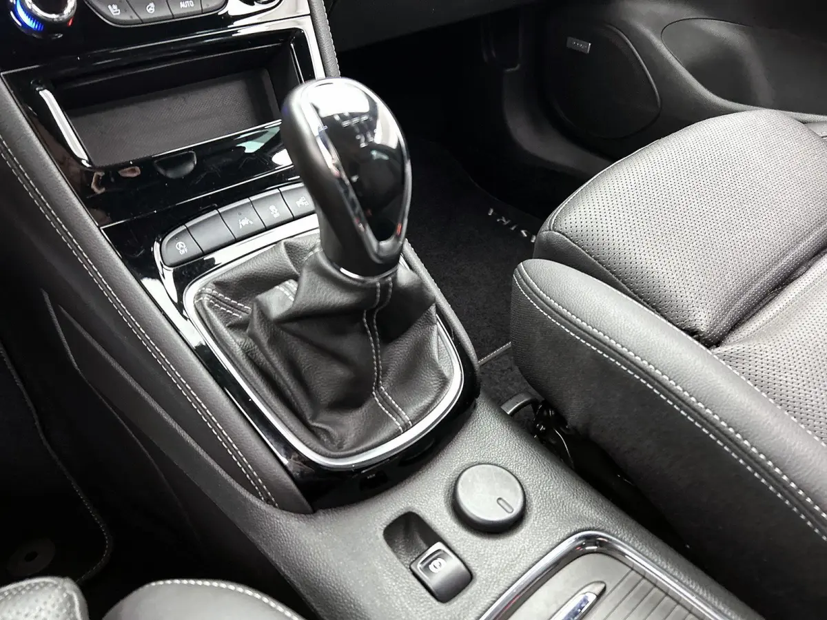 1.2 130pk Launch Elegance | Elektrisch Verstelb. Bestuurdersstoel | Stoel-/Stuuverwarming | Stoelverkoeling | Navigatie | Dodehoekdetectie | 18"LMV | Climate Control | Camera | Cruise Contro