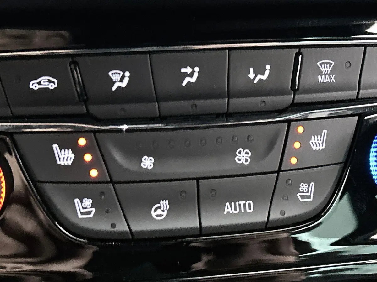 1.2 130pk Launch Elegance | Elektrisch Verstelb. Bestuurdersstoel | Stoel-/Stuuverwarming | Stoelverkoeling | Navigatie | Dodehoekdetectie | 18"LMV | Climate Control | Camera | Cruise Contro