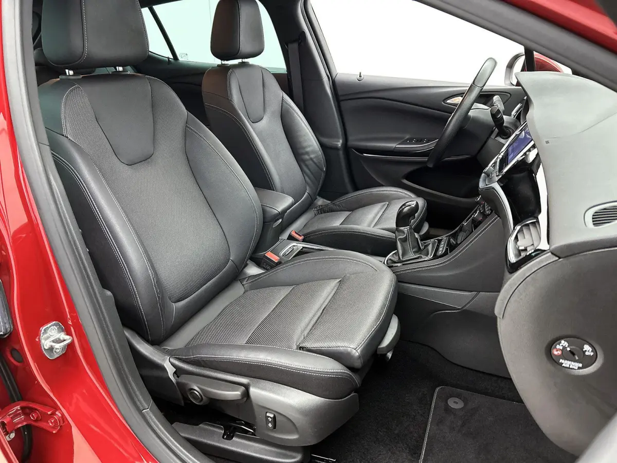 1.2 130pk Launch Elegance | Elektrisch Verstelb. Bestuurdersstoel | Stoel-/Stuuverwarming | Stoelverkoeling | Navigatie | Dodehoekdetectie | 18"LMV | Climate Control | Camera | Cruise Contro