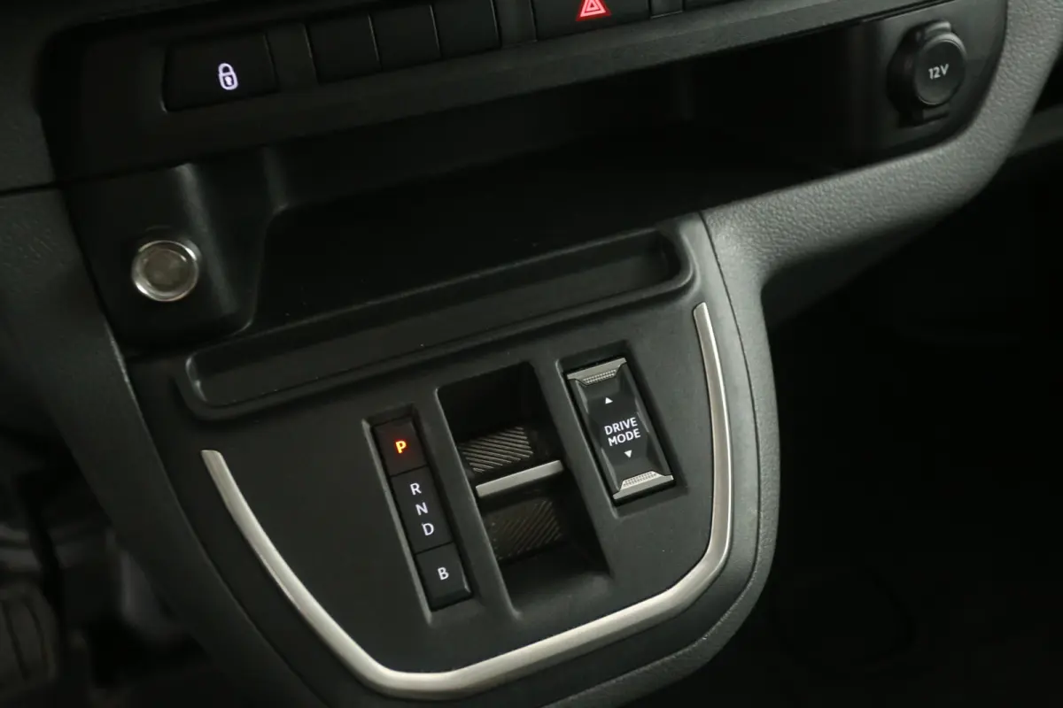 75 kWh Long Range L3H1 | Snelladen | DC | 6 Zits | SOH 92% | Airco | Camera | Cruise | Carplay | Trekhaak