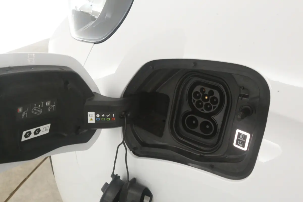 75 kWh Long Range L3H1 | Snelladen | DC | 6 Zits | SOH 92% | Airco | Camera | Cruise | Carplay | Trekhaak