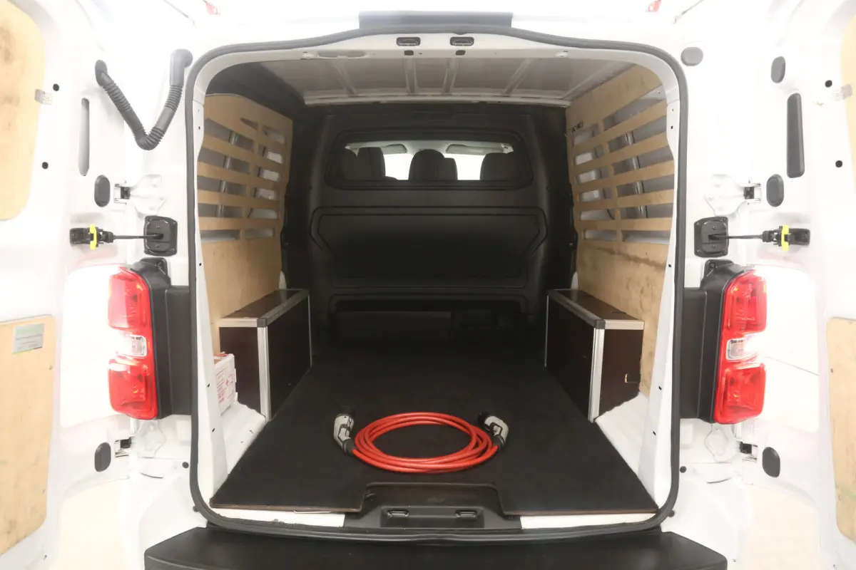 75 kWh Long Range L3H1 | Snelladen | DC | 6 Zits | SOH 92% | Airco | Camera | Cruise | Carplay | Trekhaak