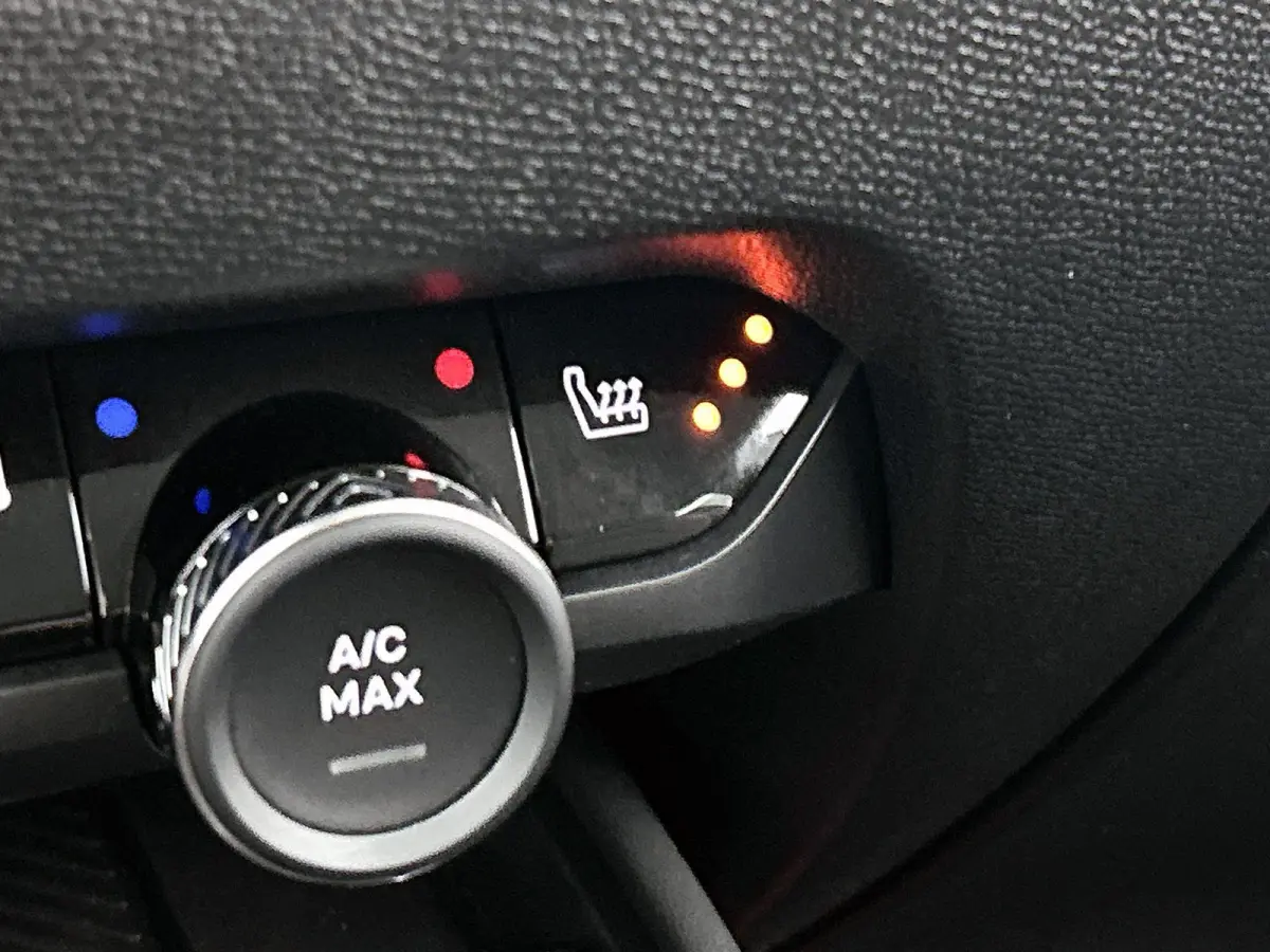 136pk Feel Pack 50 kWh Automaat | 1ste Eigenaar | Head-Up Display | Navigatie | Adaptieve Cruise Control | 17"LMV | Full-LED | Camera | Stoel-/Stuur-/Voorruitverwarming |