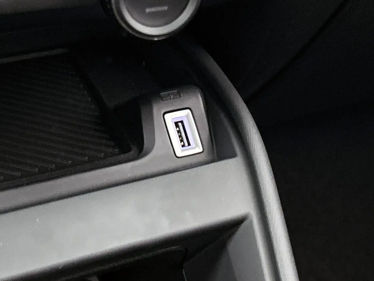 136pk Feel Pack 50 kWh Automaat | 1ste Eigenaar | Head-Up Display | Navigatie | Adaptieve Cruise Control | 17"LMV | Full-LED | Camera | Stoel-/Stuur-/Voorruitverwarming |
