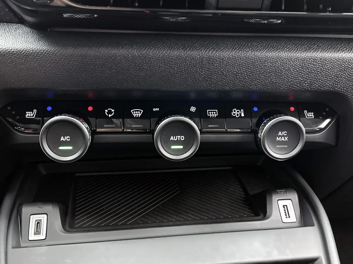 136pk Feel Pack 50 kWh Automaat | 1ste Eigenaar | Head-Up Display | Navigatie | Adaptieve Cruise Control | 17"LMV | Full-LED | Camera | Stoel-/Stuur-/Voorruitverwarming |