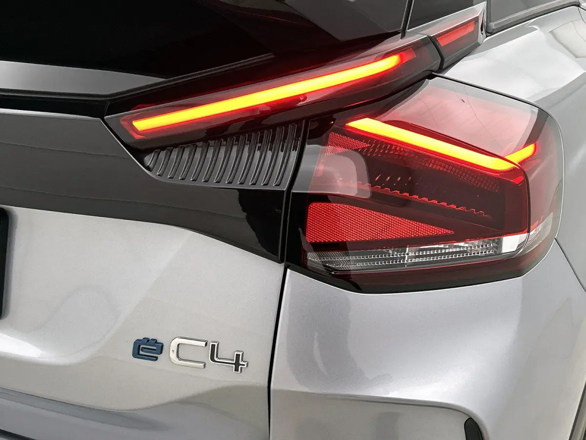 136pk Feel Pack 50 kWh Automaat | 1ste Eigenaar | Head-Up Display | Navigatie | Adaptieve Cruise Control | 17"LMV | Full-LED | Camera | Stoel-/Stuur-/Voorruitverwarming |