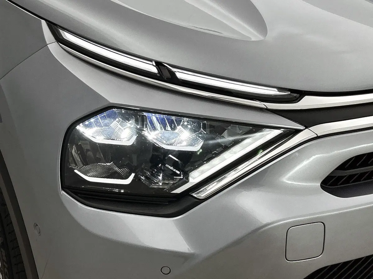 136pk Feel Pack 50 kWh Automaat | 1ste Eigenaar | Head-Up Display | Navigatie | Adaptieve Cruise Control | 17"LMV | Full-LED | Camera | Stoel-/Stuur-/Voorruitverwarming |