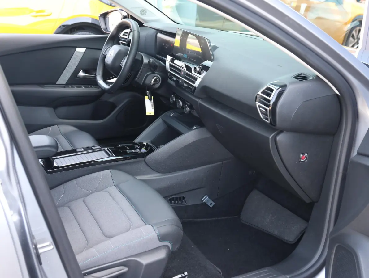 You 50 kWh 1ste Eigenaar | Warmtepomp | Camera | Cruise Control | Apple Carplay & Android Auto | 17" LMV